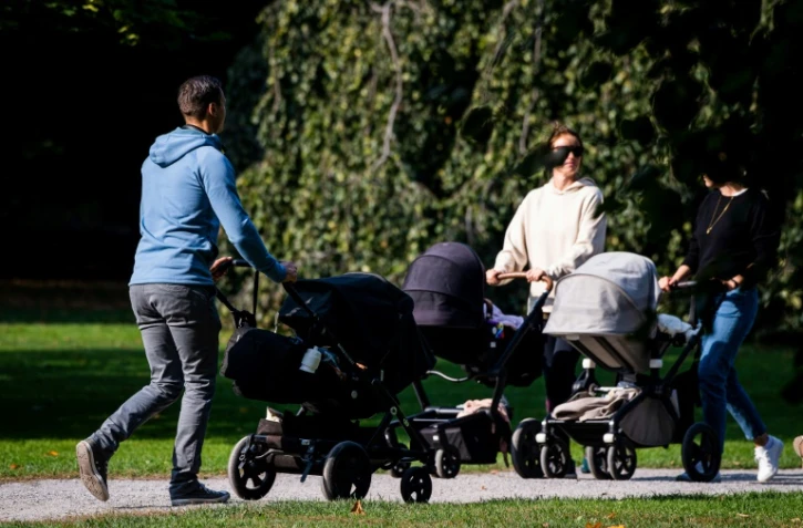 Le congé paternité - ou du second parent - de 28 jours, dont une semaine obligatoire, entre en vigueur à partir du 1er juillet, une réforme sociétale attendue de longue date qui vise à permettre aux pères de s'investir davantage dans la parentalité