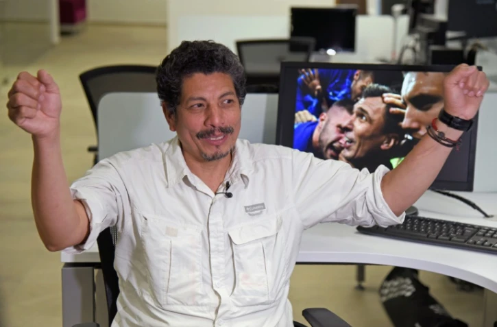 Le photographe de l'AFP Yuri Cortez, participant involontaire à la célébration par les joueurs croates du but de la victoire en demi-finale de la coupe du monde, lors de son interview à l'AFP le 12 juillet 2018 à Mexico