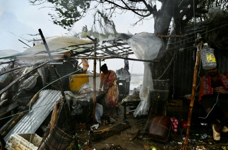 Une femme devant sa maison détruite par le passage du du cyclone Remal, à Kuakata (Bangladesh), le 27 mai 2024