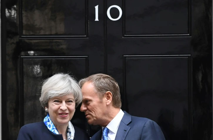 Le Première ministre britannique Theresa May (g), et le président du Conseil européen Donald Tusk, au 10 Downing Street à Londres le 6 avril 2017