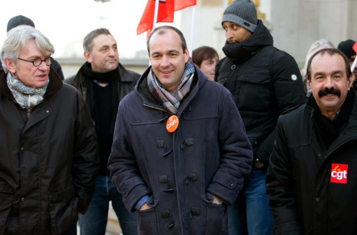 (De G à D) Les secrétaires généraux de Force Ouvrière Jean-Claude Mailly, de la CFDT Laurent Berger et de la CGT Philippe Martinez manifestent ensemble pour défendre le droit de grève, le 18 février 2015 à Paris