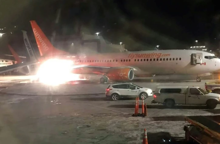 Une photo du compte Facebook de Connie Carson montre l'avion de Sunwing (devant) heurter l'avion de la compagnie WestJet (G arrière) le 5 janvier 2018 à l'aéroport de Pearson Toronto