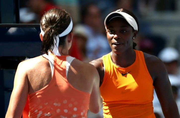 L'Américaine Sloane Stephens (de face) salue la Lettonne Anastasija Sevastova, victorieuse, après leur quart à l'US Open, le 4 septembre 2018