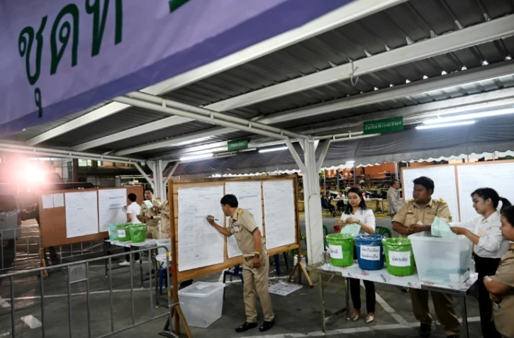 Décompte des bulletins de vote aux législatives, le 24 mars 2019 à Bangkok, en Thaïlande