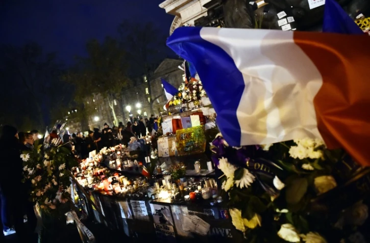 Fleurs et bougies en hommage aux victimes des attentats, le 22 novembre 2015 place de la République à Paris
