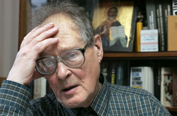 Une photo prise le 20 janvier 2005 du célèbre dissident de l'époque soviétique Sergueï Kovaliov, décédé lundi, lors d'une conversation avec un journaliste de l'AFP à son domicile à Moscou