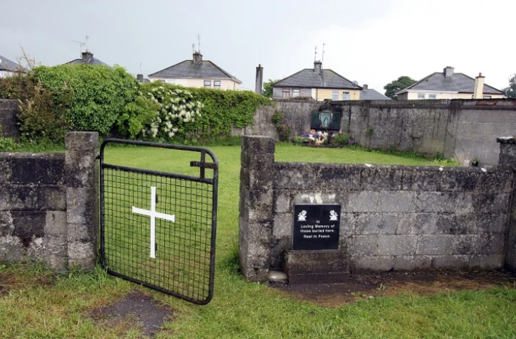 Sanctuaire en mémoire des enfants enterrés dans une fosse commune après leur naissance dans le foyer St Mary des s?urs du Bon Secours de Tuam (ouest de l'Irlande), le 9 juin 2014