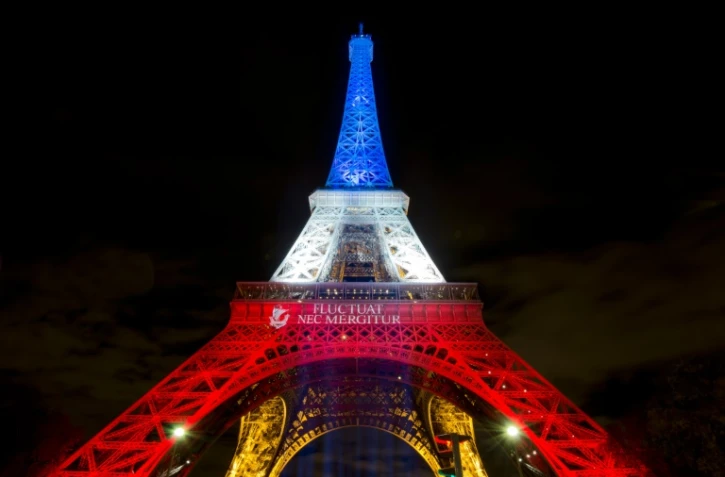 La Tour Eiffel aux couleurs du drapeau national en hommage au victimes du 13 novembre 2015, le 17 novembre 2015 à Paris