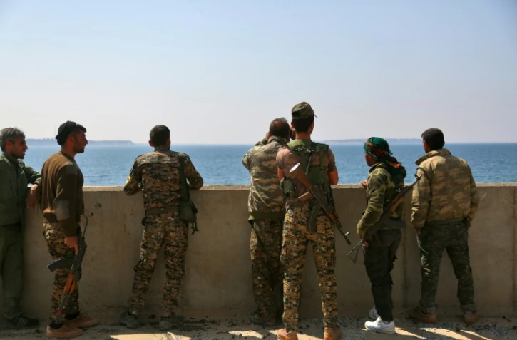 Des combattants des Forces démocratiques syriennes inspectent le barrage de Tabqa, en Syrie, le 28 mars 2017 