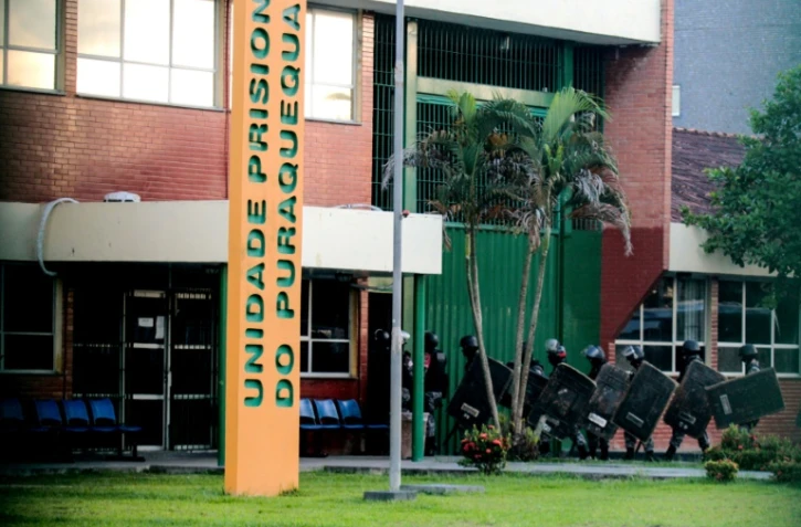 Des policiers antiémeute se préparent à entrer dans le centre pénitentiaire de Bela Vista, dans le quartier de Puraquequara, le 27 mai 2019 à Manaus, au Brésil