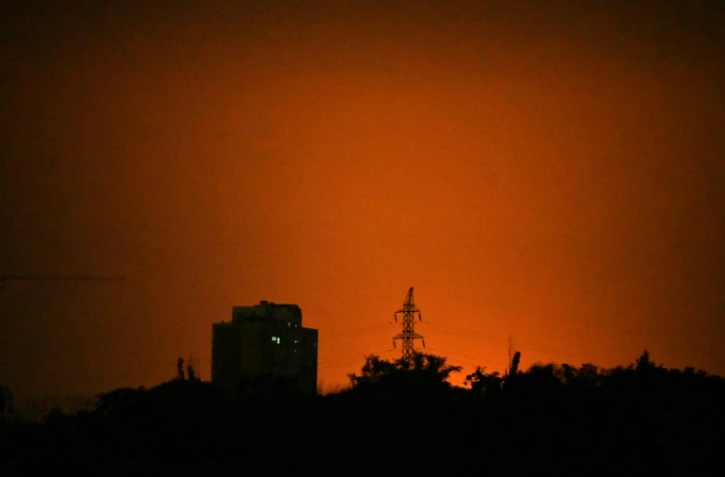 Lueur dans le ciel de Kiev, en Ukraine, où de puissantes explosions ont eu lieu, le 19 juillet 2026