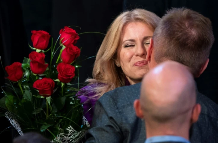 L'avocate Zuzana Caputova reçoit les félicitations de ses partisans après l'annonce de sa victoire à l'élection présidentielle, le 30 mars 2019 à Bratislava, en Slovaquie