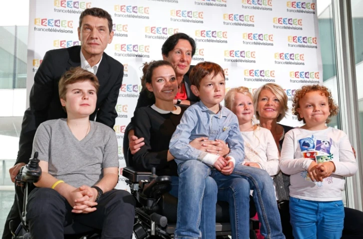 Le chanteur Marc Lavoine (à gauche) aux côtés de la président du Téléthon Laurence Tiennot-Herment et de la présentatrice Sophie Davant posent pour le 29ème Téléthon à Paris le 4 novembre 2015