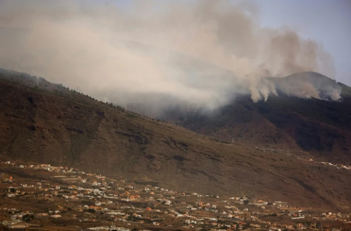 Des nuages de fumée s'élèvent des montagnes en feu surplombant la vallée de Guimar, sur l'île de Tenerife, le 18 août 2023