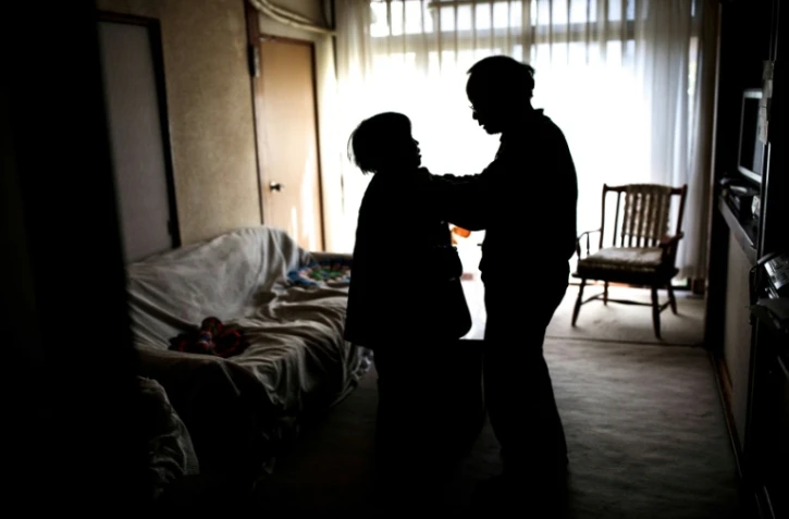 Un Japonais et son épouse atteinte de démence à Kawasaki, au Japon, le 10 janvier 2017 