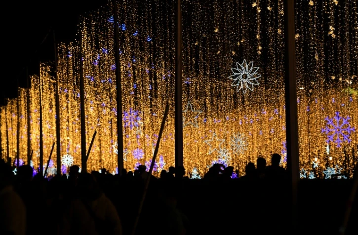 Des lumières et décorations de Noël au-dessus du fleuve Guaire, le 13 décembre 2019 à Caracas, au Venezuela