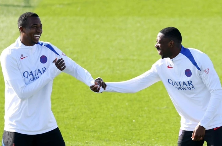 Le défenseur équatorien du Paris Saint-Germain, Willian Pacho, et son coéquipier, l'attaquant français, Ousmane Dembélé, lors d'une séance d'entraînement à Poissy, le 10 mars 2026