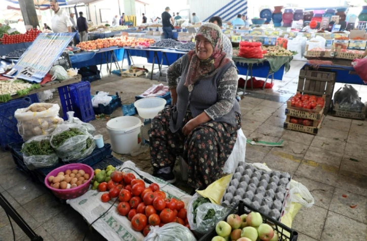 Une vendeuse de légumes devant son étal sur le marché d'Ankara, le 15 août 2018
