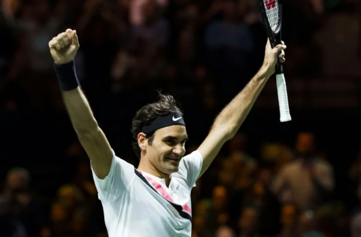 Le Suisse Roger Federer savoure sa victoire après avoir battu le Bulgare Grigor Dimitrov en finale du tournoi de Rotterdam, le 18 février 2018