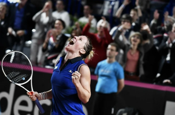 Pauline Parmentier exulte après avoir offert le 2e point à la France contre l'Espagne, en Fed Cup, le 22 avril 2017 à Roanne