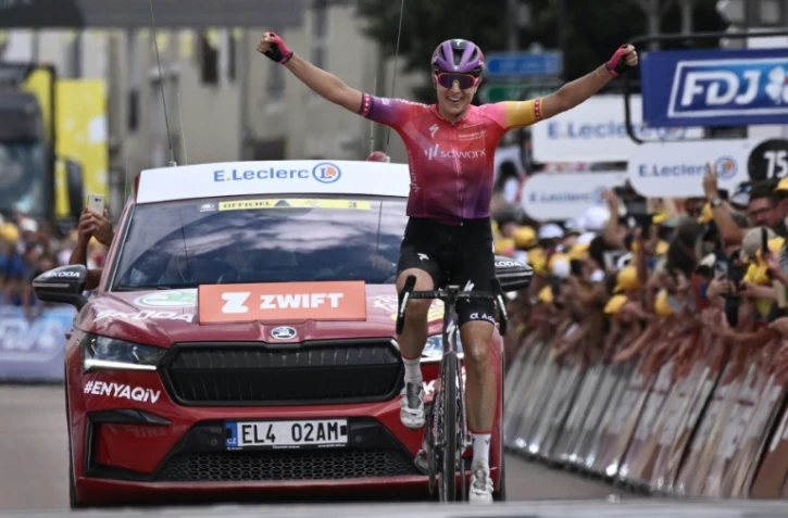 La joie de la Suissesse Marlen Reussers, après avoir remporté en solitaire la 4e étape du Tour de France Féminin, le 27 juillet 2022 entre Troyes et Bar-sur-Aube