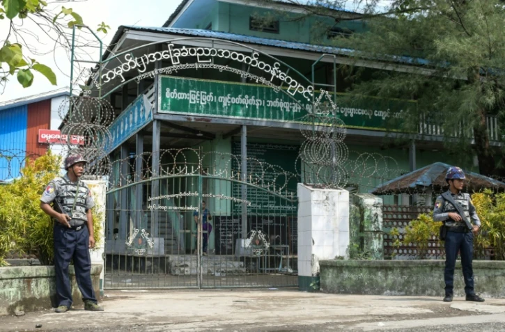 Des policiers armés devant l'entrée d'une école à Sittwe, le 1er juin 2021 dans l'Etat de Rakhine, en Birmanie
