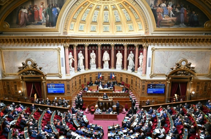 Le président du Sénat Gérard Larcher (à droite) s'exprime devant les sénateurs à Paris, le 15 janvier 2025