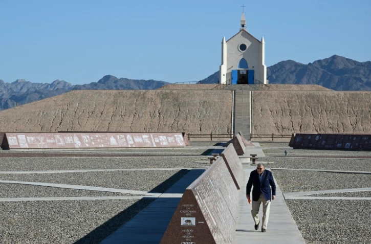 Le Franco-Américain Jacques André-Istel marche au milieu du musée de l'histoire de l'humanité en granit qu'il a fondé dans sa ville de Felicity en Californie, le 11 avril 2023