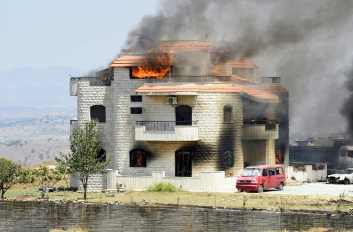 Le site de l'explosion meurtrière d'une citerne d'essence dans le village de Tlel, dans le nord du Liban, le 15 août 2021