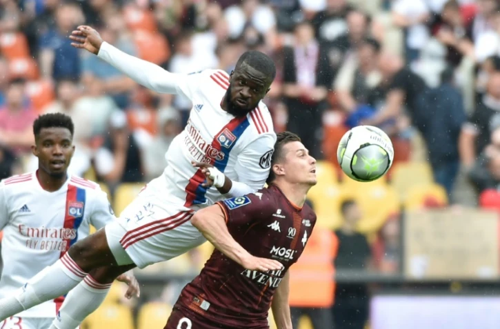 Le milieu de Lyon Tanguy Ndombélé (g) dispute un ballon de la tête au Messin Nicolas De Préville, le 8 mai 2022 à Longeville-lès-Metz 