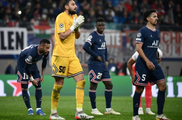 Les joueurs du Paris Saint-Germain, après le pénalty accordé dans le temps additionnel à Leipzig, qui permet aux Allemands d'égaliser (2-2), lors de la 4e journée de la Ligue des Champions, le 3 novembre 2021 à Leipzig