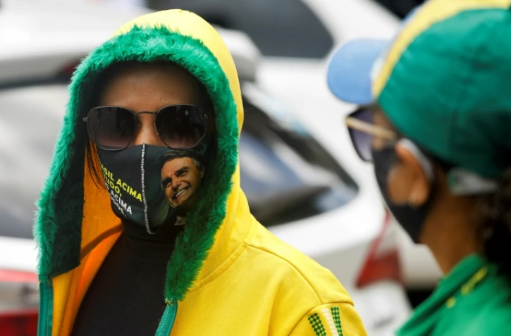 Une femme porte un masque à l'effigie du président brésilien Jair Bolsonaro, à Brasilia, le 4 janvier 2022