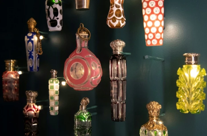 Des flacons de parfum exposés au Musée du Parfum Fragonard à Paris, le 12 avril 2019
