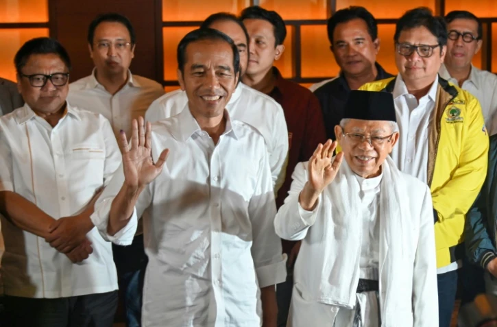 Le président indonésien sortant Joko Widodo (au centre) avec son co-listier Maruf Amin (d) lors d'une conférence de presse après la présidentielle, à Jakarta le 17 avril 2019