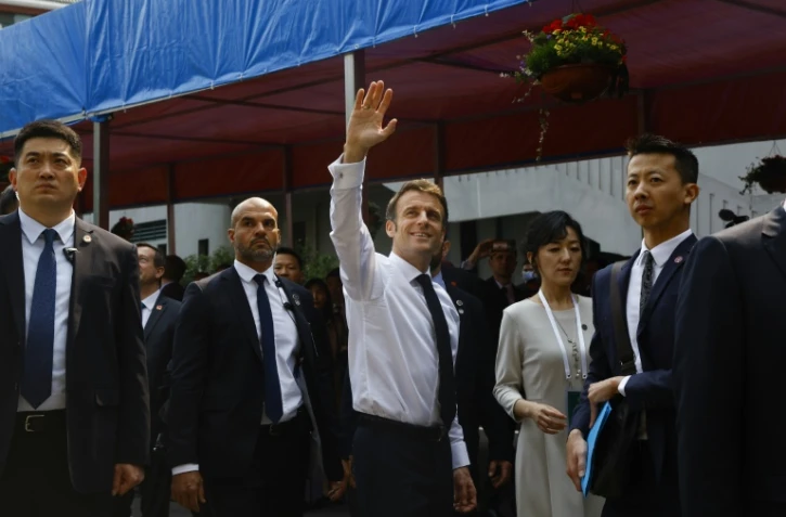 Le président français Emmanuel Macron (c) en visite à l'Université Sun Yat-sen, le 7 avril 2023 à Canton, en Chine