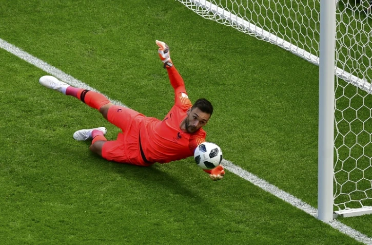 Le gardien français Hugo Lloris fait un arrêt face à l'Australie lors du Mondial, le 16 juin 2018 à Kazan
