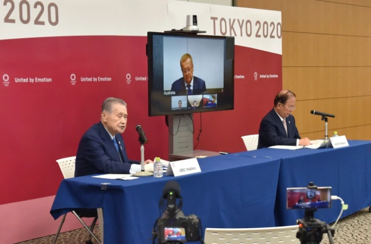 Yoshiro Mori (G), le président du comité d'organisation des Jeux olympiques de Tokyo, et Toshiro Muto (R), le directeur général de ce comité d'organisation (d) en vidéoconférence avec John Coates), le président de la commission de coordination du CIO, le 16 avril 2020 à Tokyo