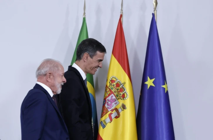 Le président brésilien Luiz Inacio Lula da Silva (à gauche) et le Premier ministre espagnol Pedro Sanchez, le 17 avril 2026 à Barcelone
