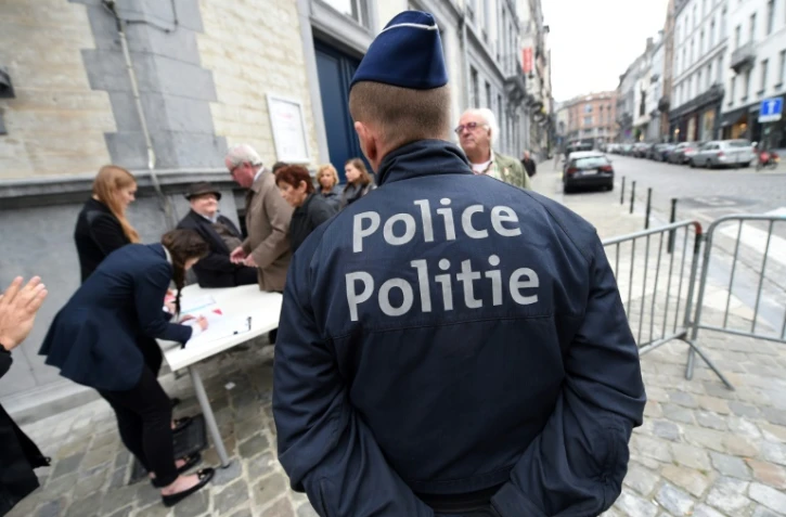Un policier contrôle l'entrée du musée juif de Bruxelles le 14 septembre 2017, lors de sa réouverture, plusieurs mois après l'attentat de mai 2014