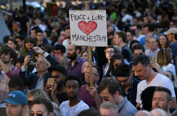 Des personnes rassemblées lors d'une veillée à la mémoire des victimes de l'attentat de Manchester, le 23 mai 2017 à Manchester