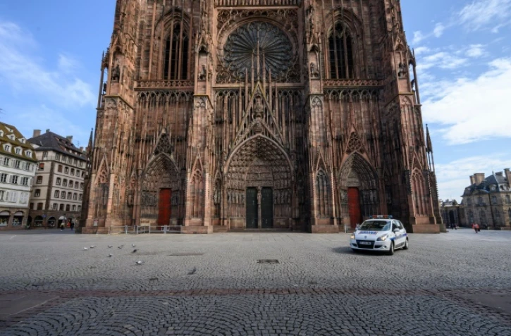 La célèbre cathédrale de Strasbourg photographiée le 17 mars 2020. Un match de foot "sauvage" a réuni dimanche 24 mai 2020 entre 300 et 400 personnes dans la grande ville de l'Est de la France, faisant fi des règles liées au déconfinement et déclenchant l'ire des élus locaux.