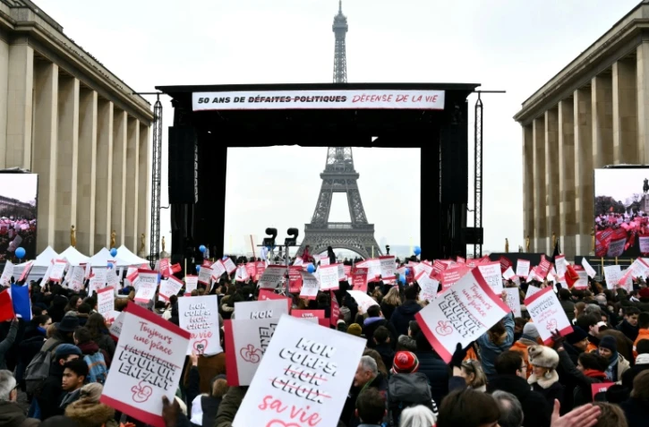 Des opposants à l'avortement manifestent dans le cadre de la "marche pour la vie", le 19 janvier 2025 à Paris  