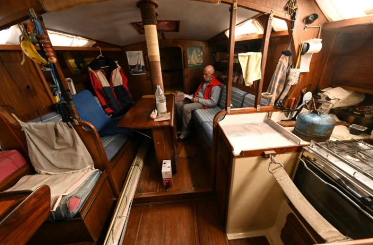 Jean-Michel Bonnenfant, 72 ans, confiné sur son voilier dans le port de Sète, le 25 novembre 2020