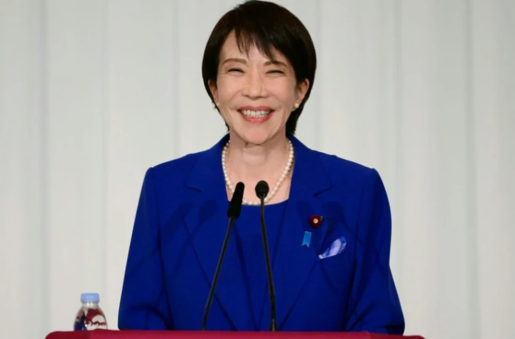 Sanae Takaichi, nouvelle dirigeante élue du Parti libéral-démocrate (PLD) au pouvoir, lors d'une conférence de presse, le 4 octobre 2025 à Tokyo
