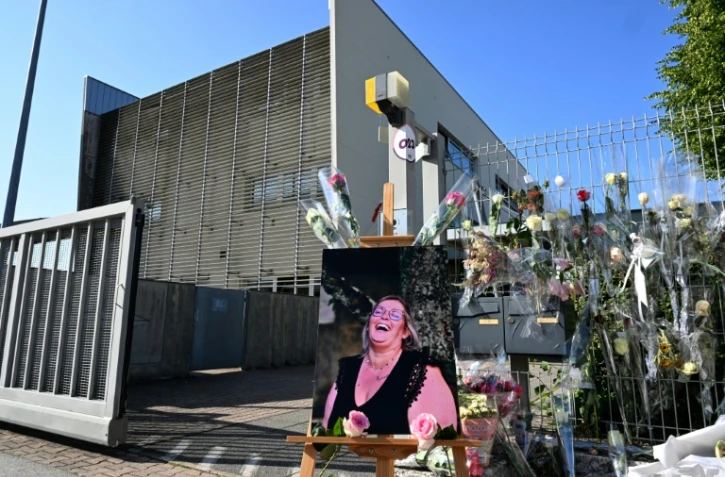 Des fleurs et un portrait en hommage à la surveillante poignardée à mort devant les grilles du collège Françoise-Dolto de Nogent, en Haute-Marne, le 13 juin 2025