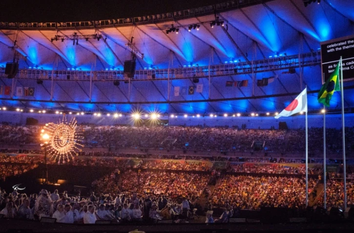 Les drapeaux japonais et brésilien lors de la cérémonie de clôture des Jeux Paralympiques au stade du Maracana, le 18 septembre 2016 à Rio