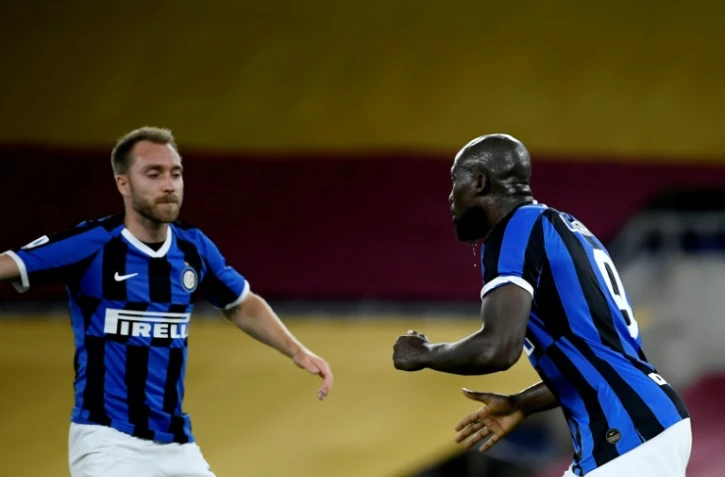 Les joueurs de l'Inter Milan Christian Eriksen (g) et Romelu Lukaku sur le terrain de l'AS Rome le 19 juillet 2020 