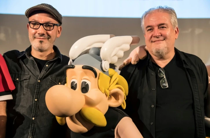 Le dessinateur Didier Conrad (g) et le scénariste Jean-Yves Ferri posent devant l'effigie d'Asterix, le 9 octobre 2016 