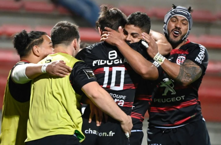 Le demi d'ouverture du Stade Toulousain, Romain Ntamack, félicité après son essai marqué contre Clermont, lors du match de Top 14 à domicile, le 29 mai 2021 au stade Ernest Wallon