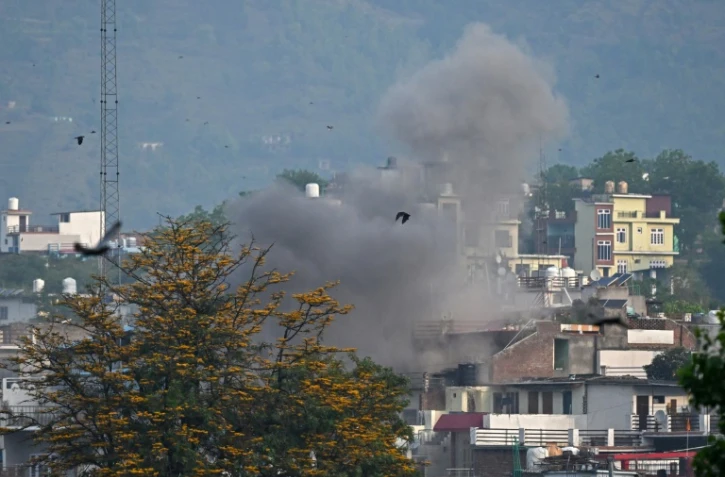 De la fumée s'élève du village de Poonch après une frappe d'artillerie, le 7 mai 2025 en Inde